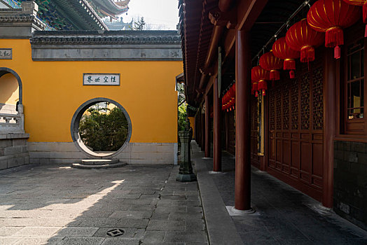 镇江金山寺性空世界月亮门