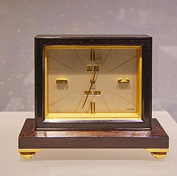 辽宁省大连博物馆馆藏文物,瑞士20世纪木座台钟