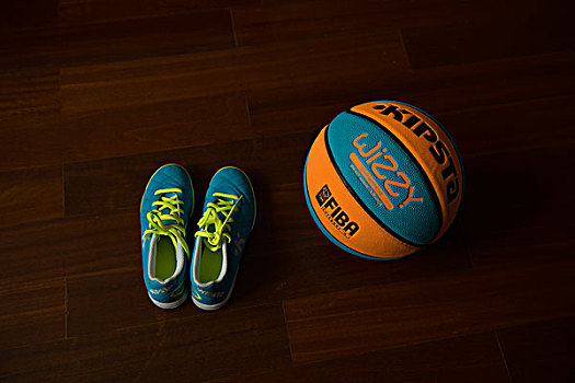 一个女孩在家里展示她新买的篮球和球鞋