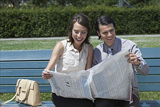 商务人士,女人,公园,读,报纸,一起,微笑