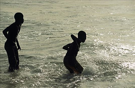 男孩,玩,海浪,海滩,靠近,毛里塔尼亚