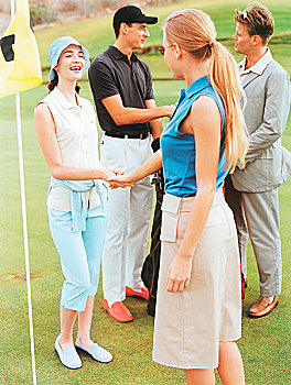 两个男人,女人,握手,高尔夫球场