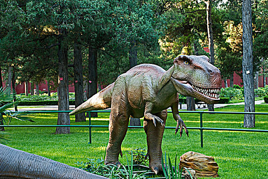 公园中的仿生恐龙