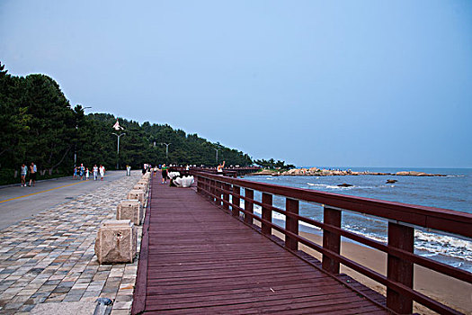 河北省秦皇岛北戴河海滨浴场沿海人行栈道