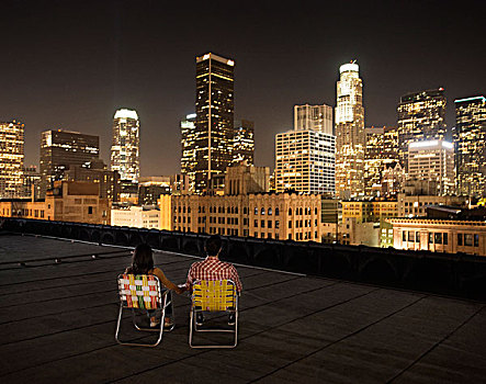 情侣,屋顶,远眺,洛杉矶,夜晚,坐,并排,看,俯视,城市