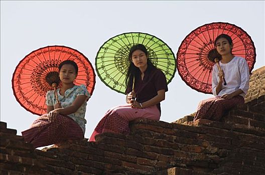 年轻,缅甸,女人,色彩,伞,坐,庙宇,墙壁,蒲甘