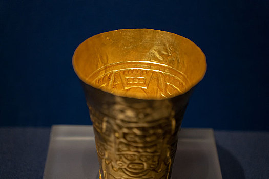 秘鲁中央银行附属博物馆西坎文化锤揲纹凯罗杯