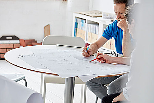 现代办公室,两个人,会面,讨论,纸,笔,绘画
