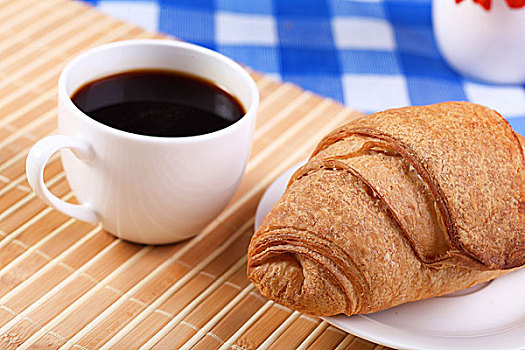 欧式早餐,牛角面包,黑咖啡