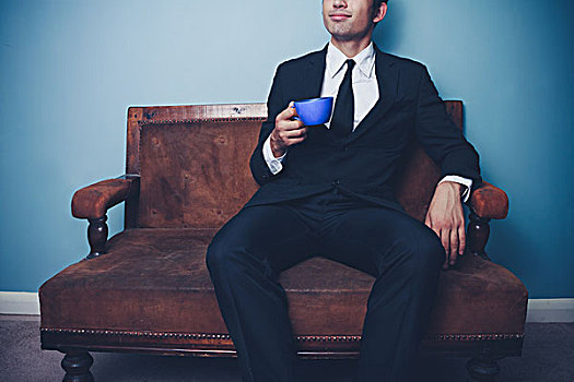 年轻,商务人士,坐,沙发,喝咖啡