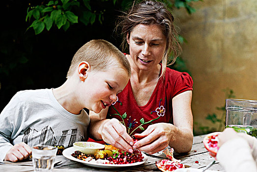 母亲,儿子,午餐,花园,瑞典