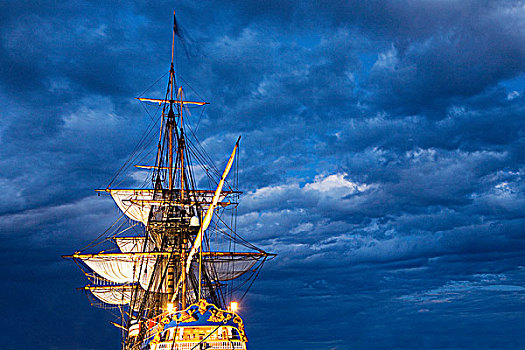 高桅横帆船,桅杆,帆,光亮,夜晚,后视图