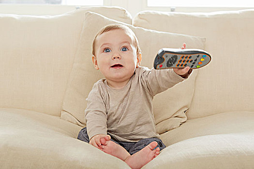男婴,坐,沙发,拿着,遥控器