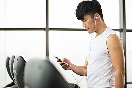 年轻,英俊,亚洲人,男人,智能手机,现代,健身房