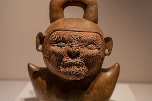 秘鲁中央银行博物馆库比斯尼克人像马镫口陶瓶