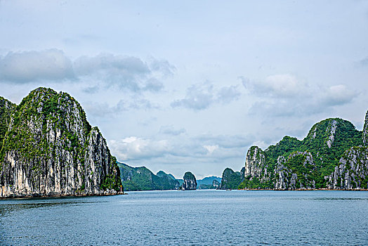 越南广宁鸿基市下龙湾海上石林