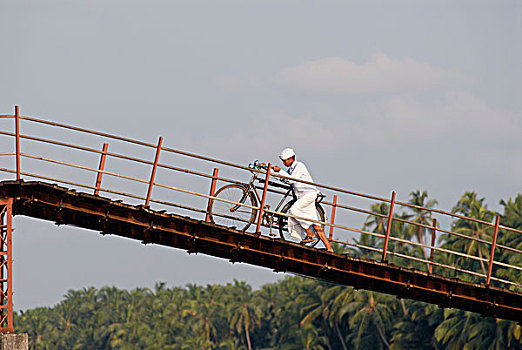男人,走,自行车,桥,死水,北方,喀拉拉,南印度,印度,亚洲
