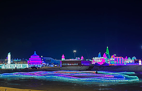 哈尔滨冰雪大世界大门夜景