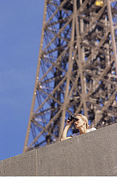 女人,双筒望远镜,埃菲尔铁塔