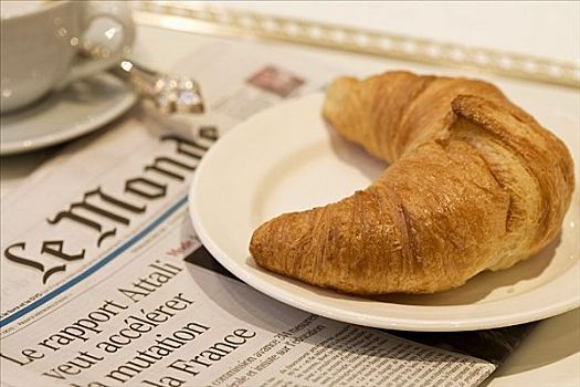 牛角面包,法国,报纸,牛奶咖啡