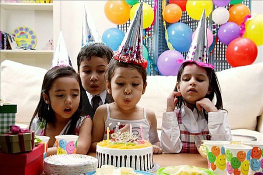 孩子,庆贺,生日,吹,蜡烛,蛋糕