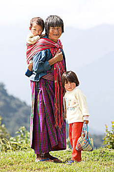 头像,不丹人,女人,两个孩子,山,不丹