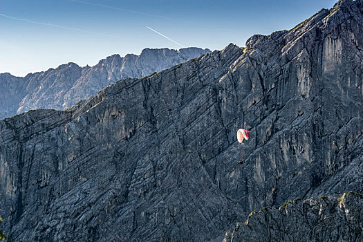 德国,巴伐利亚,巴伐利亚阿尔卑斯山,加米施帕藤基兴,滑翔伞,正面,岩石,阿尔卑斯峰