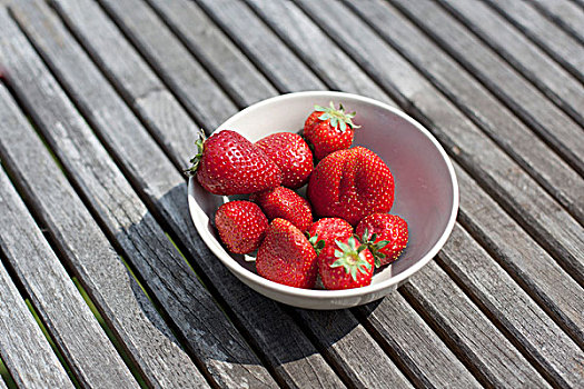碗,草莓,户外,桌子