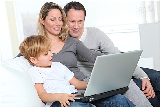 父母,小男孩,在家,笔记本电脑