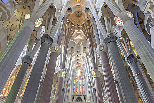 内景,神圣家族教堂,安东尼奥-高迪,巴塞罗那,加泰罗尼亚,西班牙,欧洲
