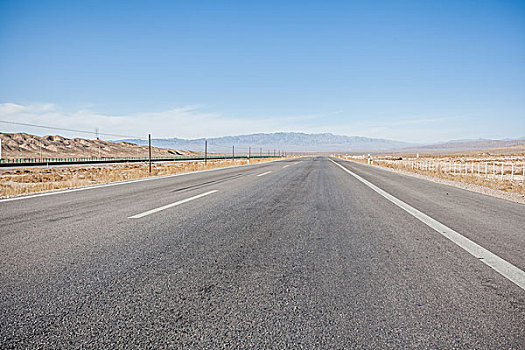 中国西部荒野道路