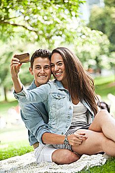 年轻,情侣,自拍,拍照手机,公园,微笑