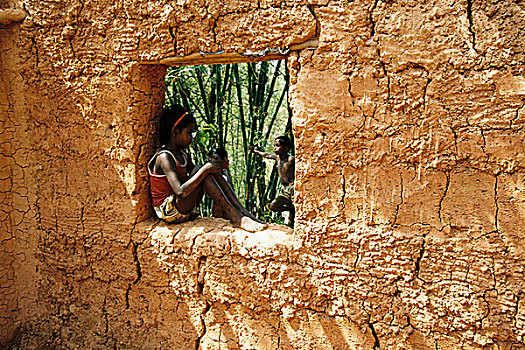 孩子,坐,窗户,泥,房子,乡村,孟加拉,十二月,2006年