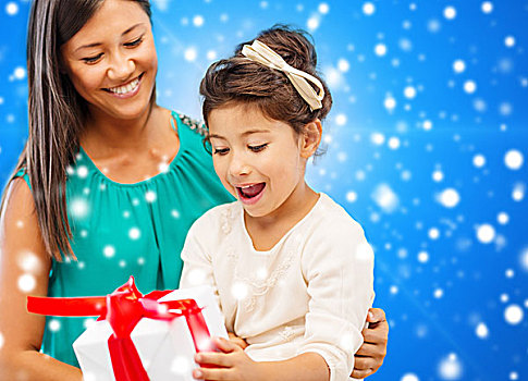 圣诞节,休假,庆贺,家庭,人,概念,高兴,母亲,女孩,礼盒,上方,蓝色,雪,背景