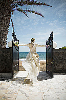 后视图,新娘,开着,大门,走,海滩