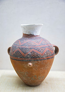 大汶口文化时期水波纹彩绘陶壶