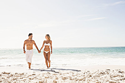 年轻,情侣,握手,海滩