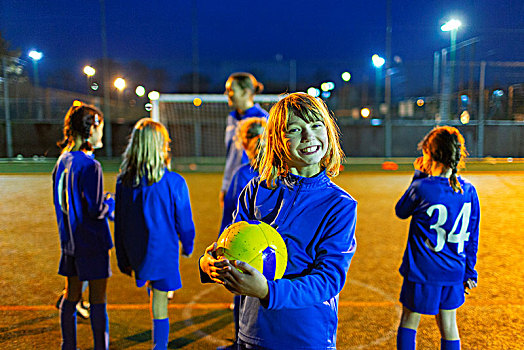 头像,微笑,热情,女孩,享受,足球,练习,地点,夜晚