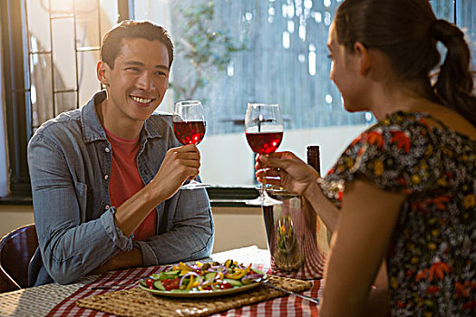 微笑,男人,朋友,红酒,桌子,餐馆