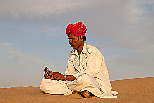 印度,拉贾斯坦邦,部落男人,智能手机,穿,蓝牙耳机