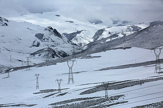 西藏高原高压输电线路