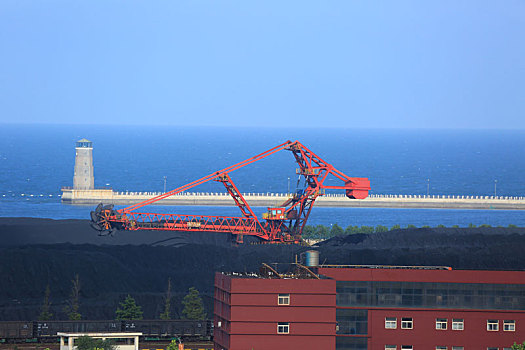 山东省日照市,碧海与帆船辉映下的海龙湾风景如画