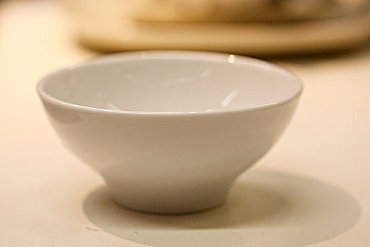 一个白色的陶瓷碗