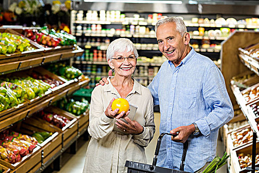 微笑,老年,夫妻,拿着,水果,杂货店