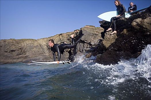 男人,跳跃,水,冲浪板,两个人,坐,大石头,微笑