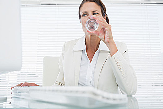 职业女性,用电脑,饮用水