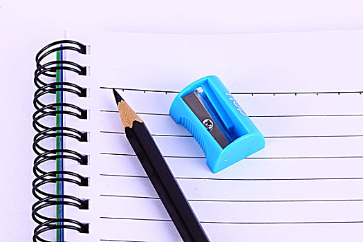 一个笔记本,一支铅笔和一削笔刀