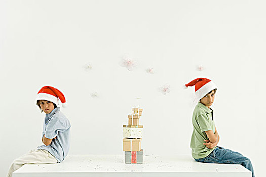 两个,兄弟,后仰,背影,抱臂,圣诞礼物,一堆,一个,看镜头