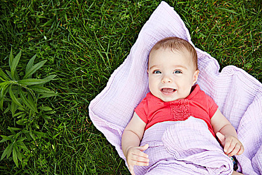 女婴,包着,毯子,躺着,草,微笑