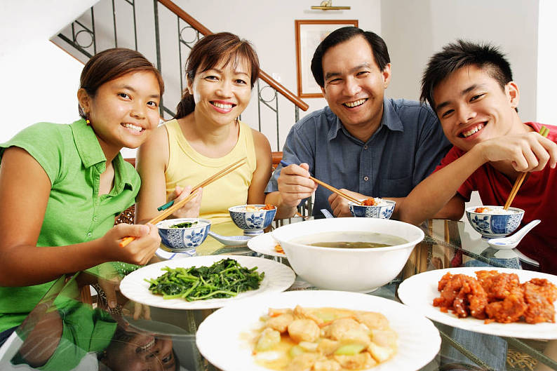 幸福之家,高兴,亚洲家庭,两个孩子,在家,餐饭